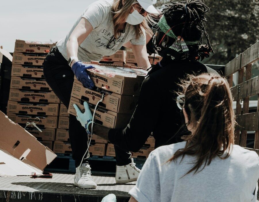 Voluntarios preparando cajas de alimentos