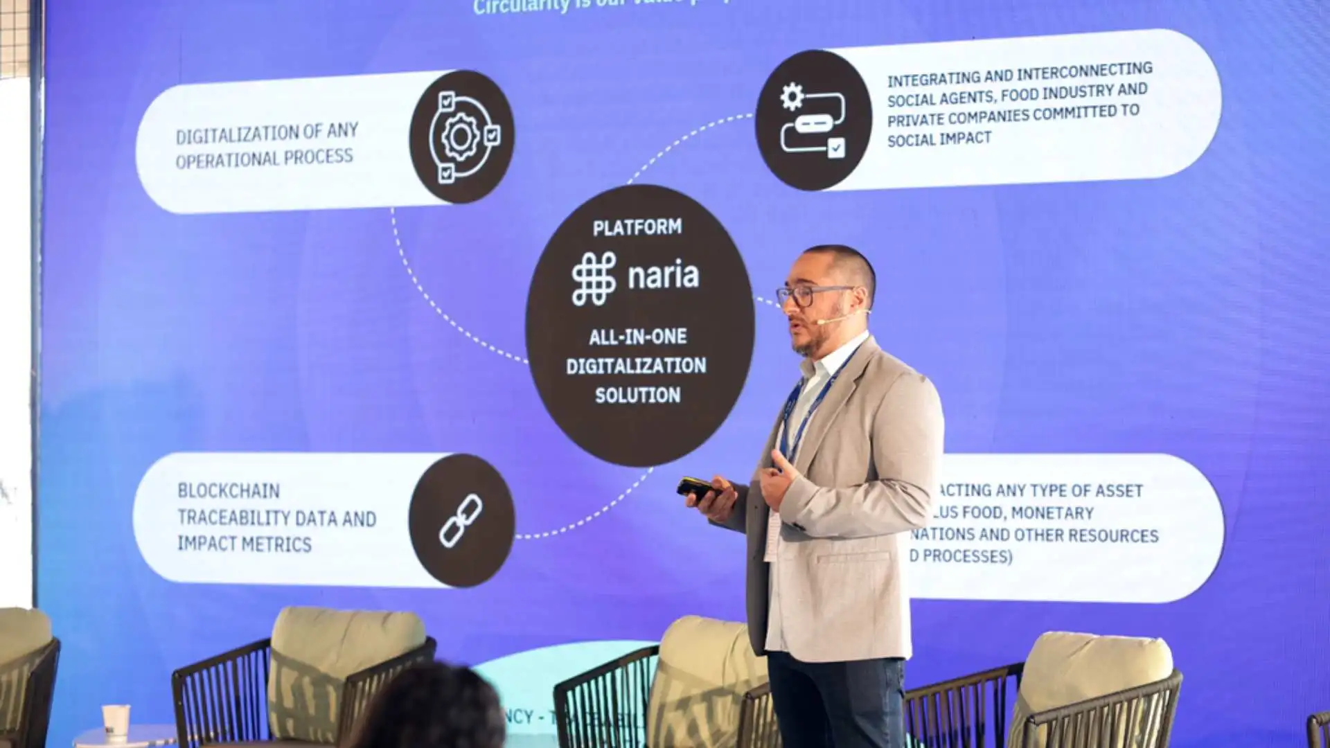 Naria en un encuentro del sector social