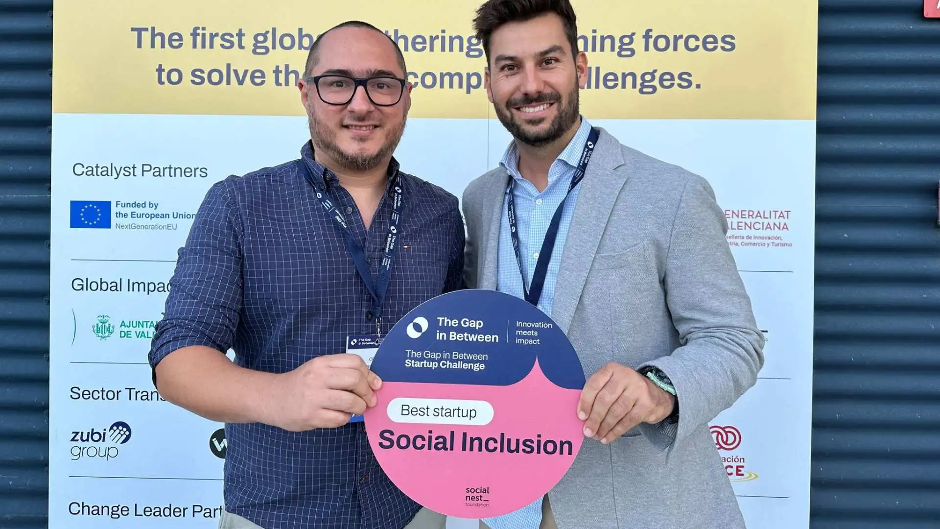 Naria en un encuentro del sector social