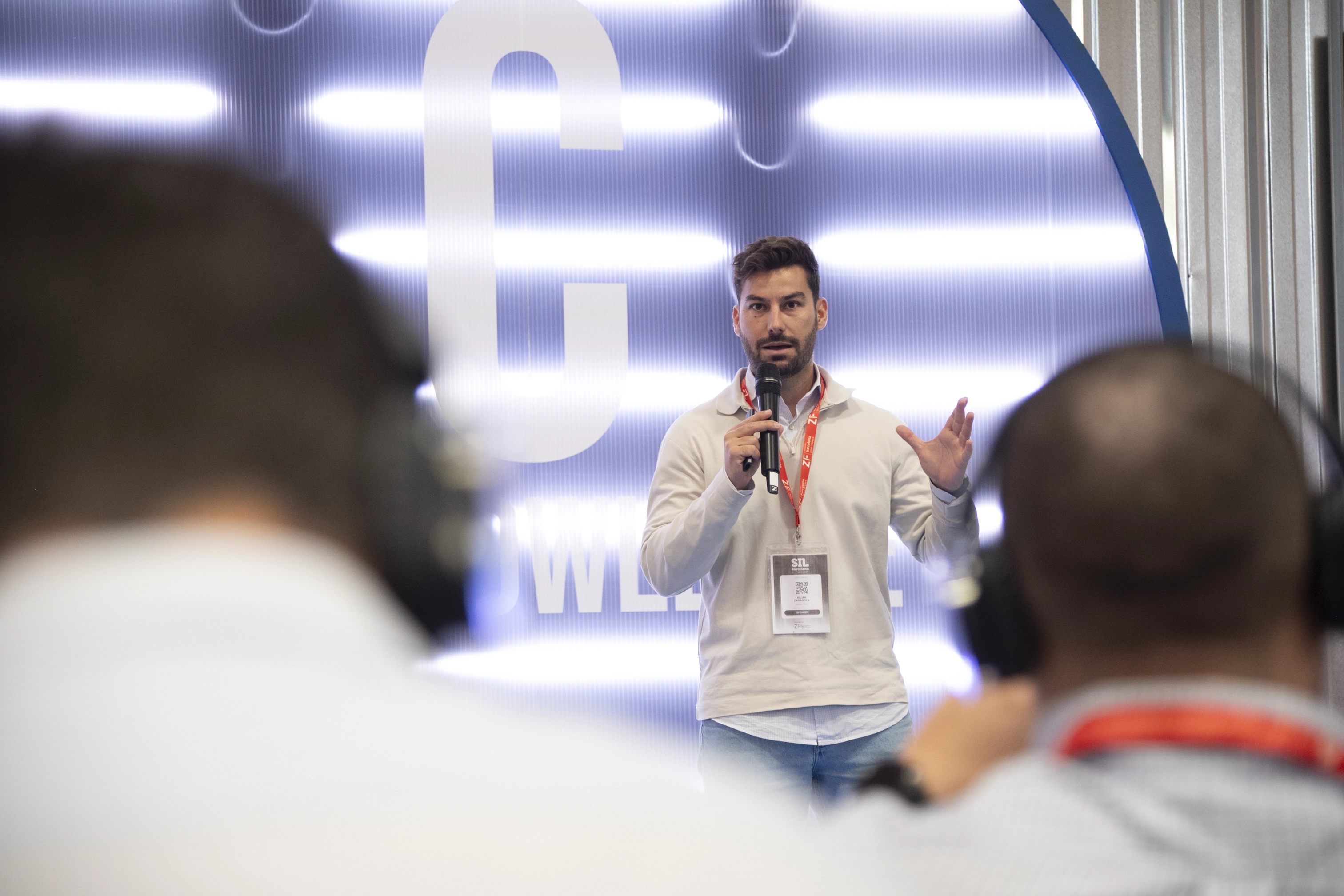 Naria en un encuentro del sector social